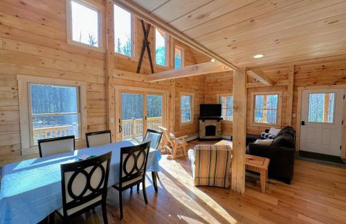18HA Log home close to Franconia Notch privacy fire pit wifi pool gym passes - Foto 10