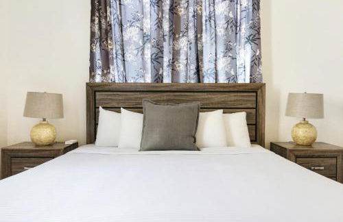 Uptown Spacious 4BD/3BA with Historic Charm - Foto 48