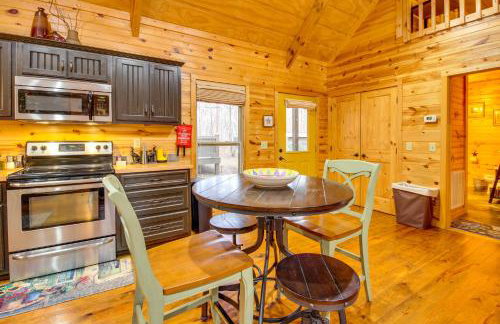 Hot Tub and Fire Pit Wooded Cabin Near DeSoto Park! - Foto 7