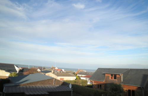 Appartement F1 mansardé à 100m de la plage, proche de Arromanches et des plages du Débarquement - Photo 1