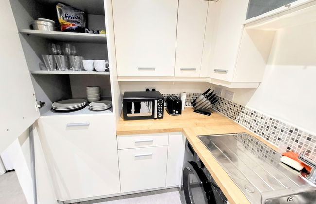 Large Modern House with Parking - Photo 42