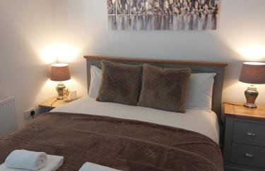 Beautiful 4-Bedroom House with Private Garden & Parking - Foto 43