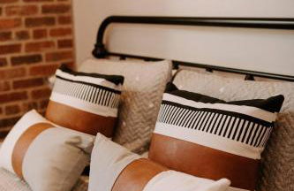 Stylish Main St Loft with Balconies and Garage - Foto 28