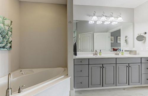 Chic 3BDR for 6 with Pool & Hot Tub Overlooks Marina - Foto 27