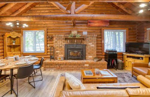 Charming Log Cabin in Tall Pines with Fire Pit Near Trails & Lake - Foto 11