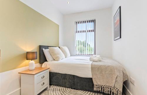 Stylish House - Sleeps 7 - Free Parking, Fast WiFi and Smart TV - Contractors, Groups and Long Stays Welcome by Yoko Property - Foto 8