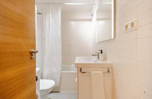 Explore Málaga from a Modern Apartment - Photo 6