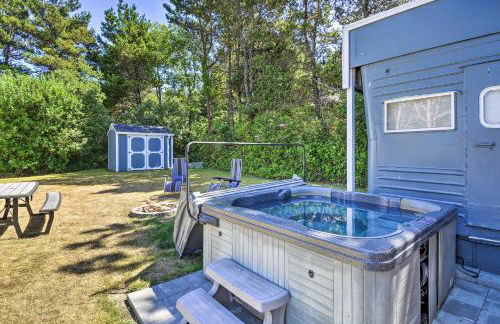 Coastal PNW Gem with Hot Tub - Walk to Beach! - Foto 28