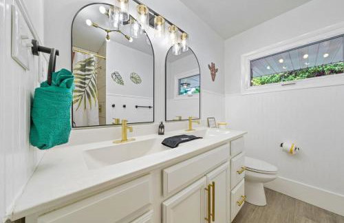 Comfort, Fun, & Charming - 5BR Oasis with Pool - Foto 10