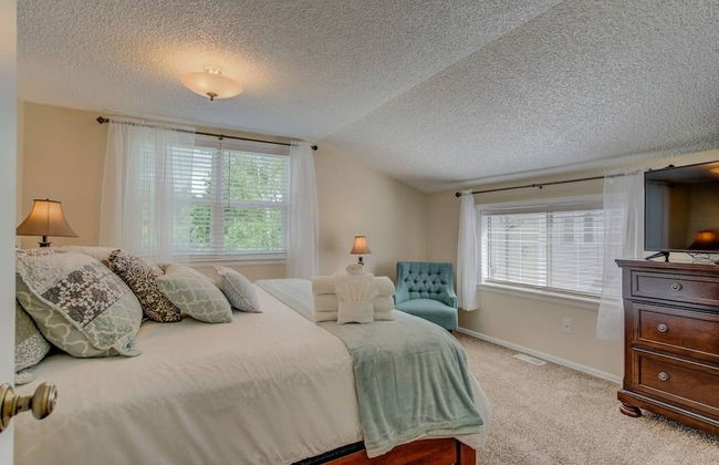 3 Bedroom Downtown with Firepit - Photo 4