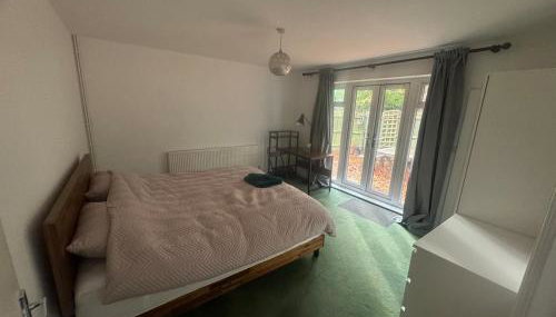 2 Bedroom-House-Sleeps 5 In Front Horley Station -Near Gatwick Airport - Foto 4