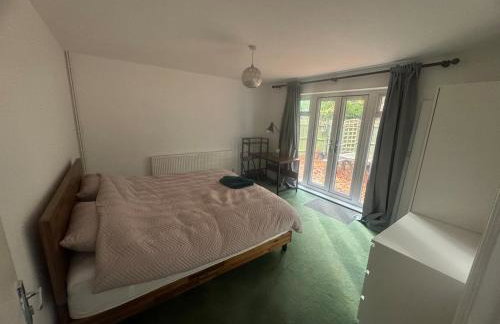 2 Bedroom-House-Sleeps 5 In Front Horley Station -Near Gatwick Airport - Foto 4
