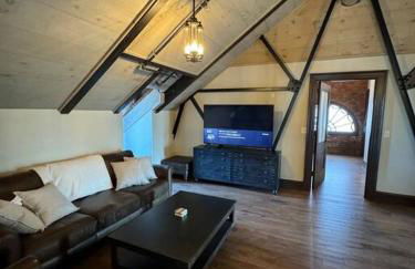 Upscale Industrial Penthouse - Foto 18