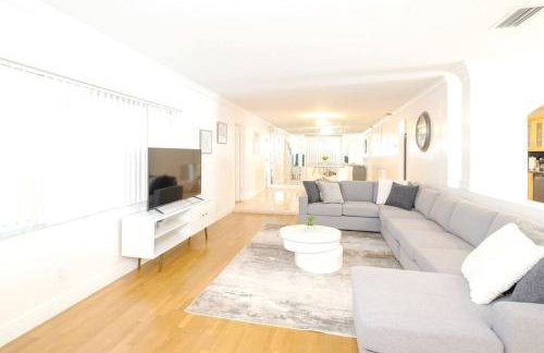 Stunning Lake-Front Villa with Pool & Spa - Foto 15