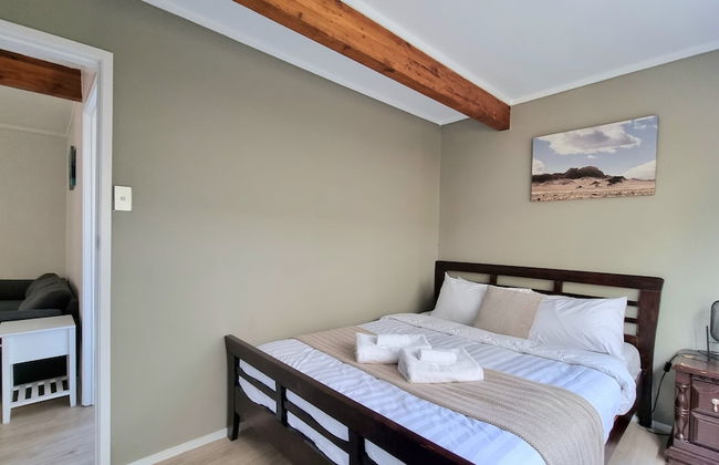 Lovely 2- Bedroom Unit with Free Parking - Photo 4