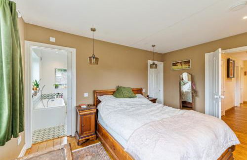 Whimsical Countryside Escape with Sprawling Garden - Foto 20