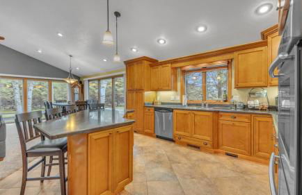 Beautiful private home in the woods BONUS Hot Tub - Foto 6