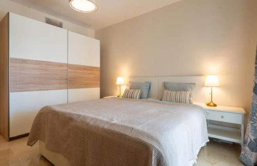 Elegant Marbella Apartment, 5-Pool Oasis, Sunlit Terrace, Garage - Photo 13