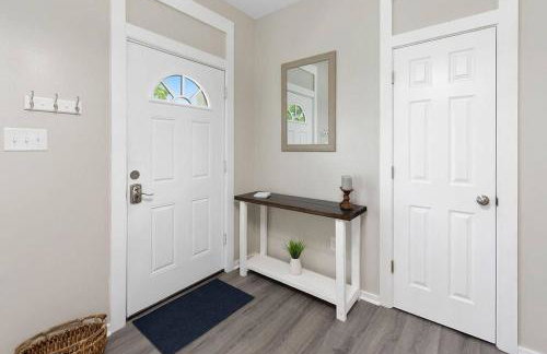 Spacious Country Living with Fishing Lake - Foto 17