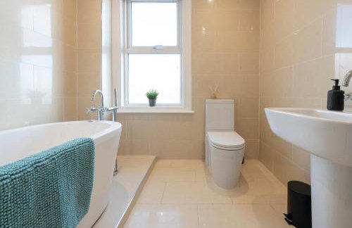 Spacious 2 Bedrooms House Near Leeds Centre, Free Parking, Ideal for Contractors & Long Stays - NordStay - Photo 12