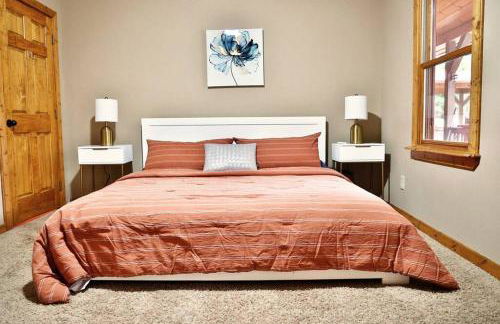 Luxury Cabin with Heated Pool, Hot-Tub & Deluxe Outdoors - Photo 37