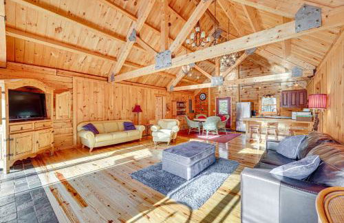 15 Mi to Snowshoe Resort Cabin with Deck and Fire Pit - Foto 4