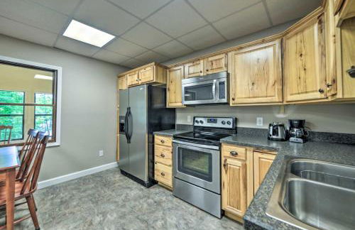 Lakefront Rest-Ashored Home with Private Dock! - Foto 22