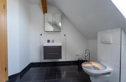 Moderne Doppelhaushälfte mit Garten & Terrasse I Free Wifi I Free Parking - Foto 19