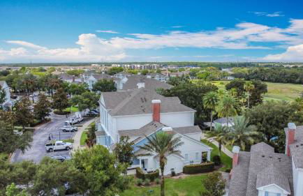 3-BR Condo with Dreamy Balcony Views, Walk to Pool - Foto 49