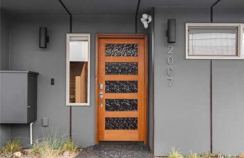 Walk to Restaurants from a Designer Cap Hill Home - Foto 62