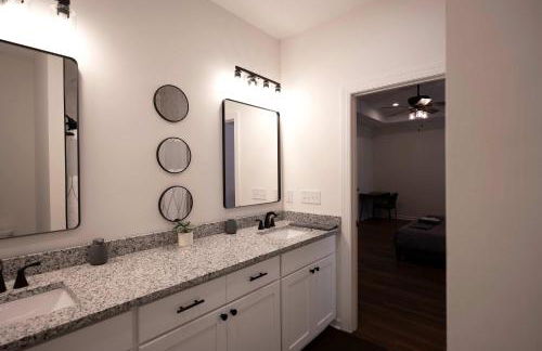 4 Min to Downtown - En-Suite Bath - Washer and Dryer - Foto 25