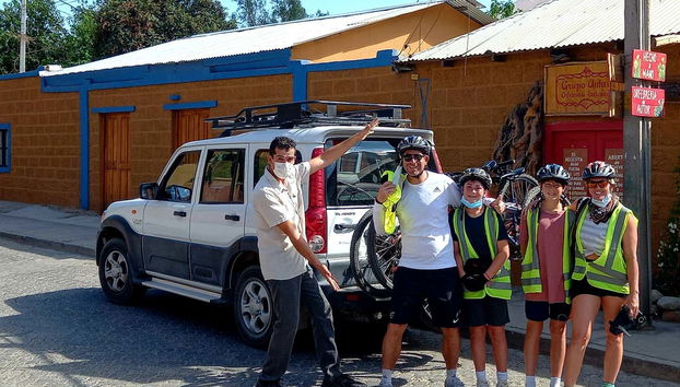 Grupo de ciclistas preparado para pedalear
