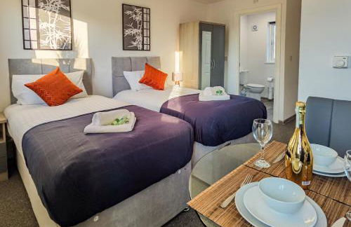 4 Bedroom 4 Bathroom Contractor House with Secure Locks on Each Bedroom Managed by Your Lettings Short Lets & Serviced Accommodation Peterborough including FREE Parking and WiFi - Foto 15