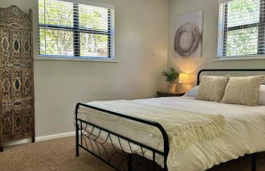 Stylish Family & Group Retreat Near UofA and Trails - Foto 15