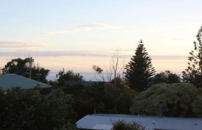 Hampton on Apollo - Ocean Mountain View Creekside Retreat Pet Friendly Free EV Charger Fireplace Wood Supplied During Winter - Photo 2