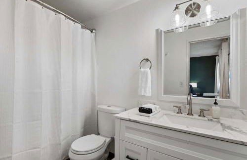 Family 4BR Home with Patio by Willowcreek Park - Foto 26