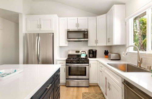 Experience Modern Luxury at Desert Hideaway - Foto 31