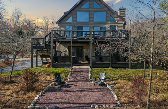 Lake View Chalet by Avantstay Lake Access Deck - Photo 5