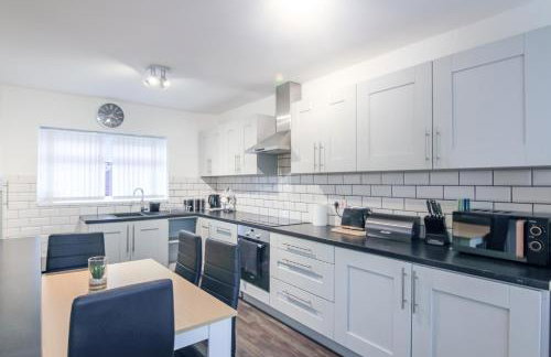 Modern 2BR Home in SK14, WIFI, Parking, Sleeps 5 - Foto 25