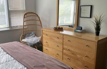 Sister Lakes Lakeside House - Sleeps 16 - Foto 45