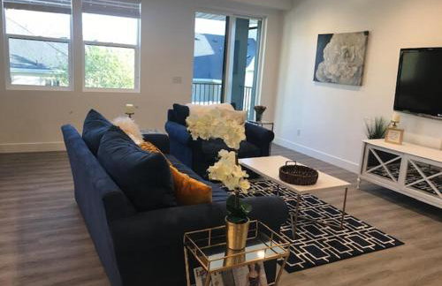 Deluxe Classy TownHouse With 2 car Garage, Work or Family! - Foto 10