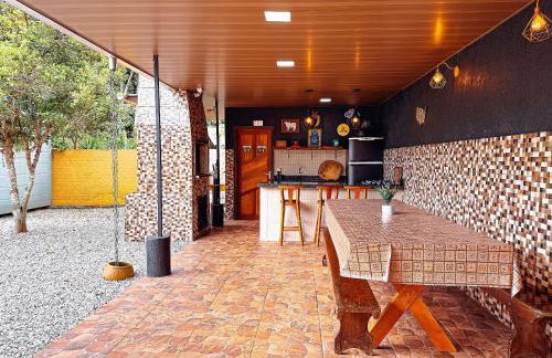 Casa espaçosa com churrasqueira - Foto 2