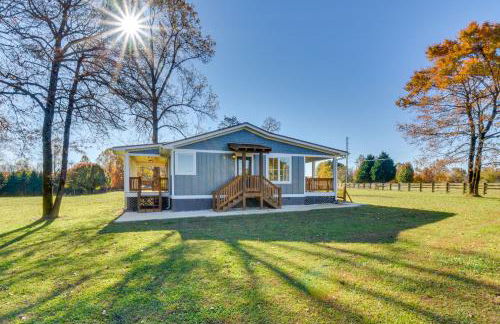 Modern Clarkesville Cottage with Decks and Patio! - Foto 14