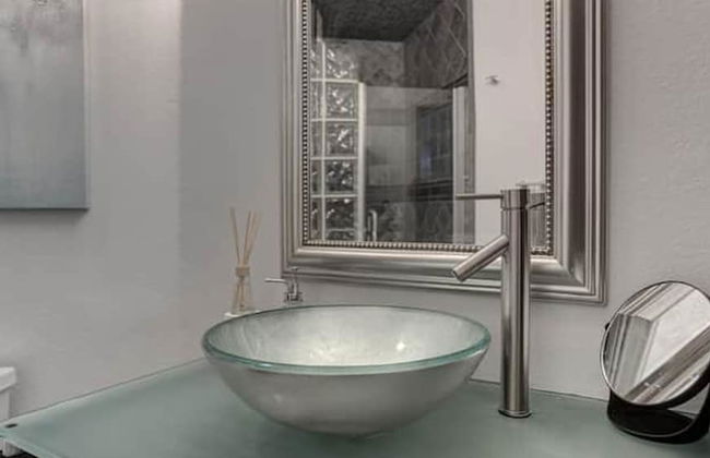 Executive 2 Bdrm Condo in the Heart of Biltmore! - Foto 14