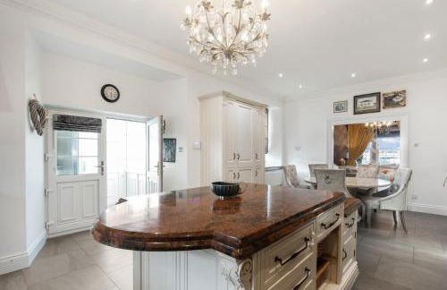 6BR House with Butler, Sauna & Hot Tub in Glasgow - Photo 22