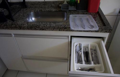 APT Completo - Suíte - 2 Ar-condicionados, Wi-FI, Piscina, garagem, portaria - aconchegante - Foto 19