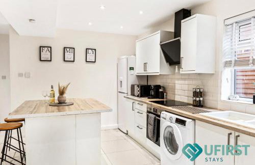 Delightful 3BR Home - Hot Tub - Near Castle, QMC - City Centre & Trent Bridge - Free WiFi & Parking - Sleeps 6 - Foto 26