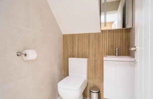 Romantic getaway UK with Private Sauna, King Bed, WiFi 517mbps & EV Charger - Photo 15