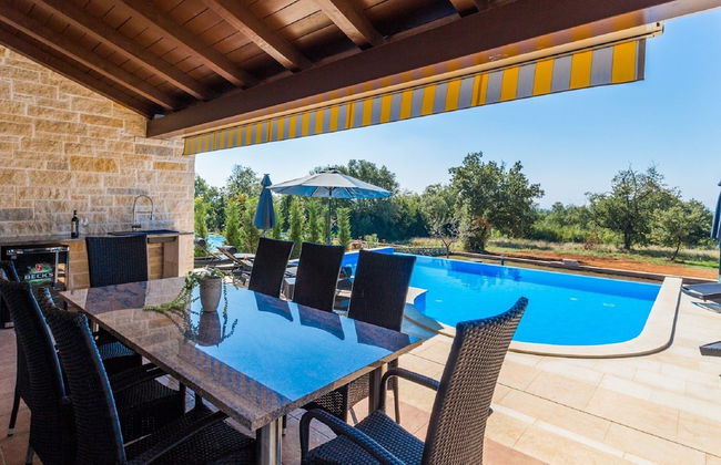 Gorgeous Villa With Private Pool and Covered Terrace & Sea View - Foto 9