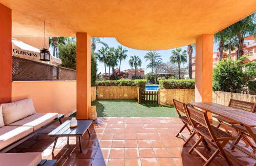 Bajo con acceso directo desde la terraza a la piscina y parking privado en La Reserva de Marbella by Sunny Residences - Foto 1